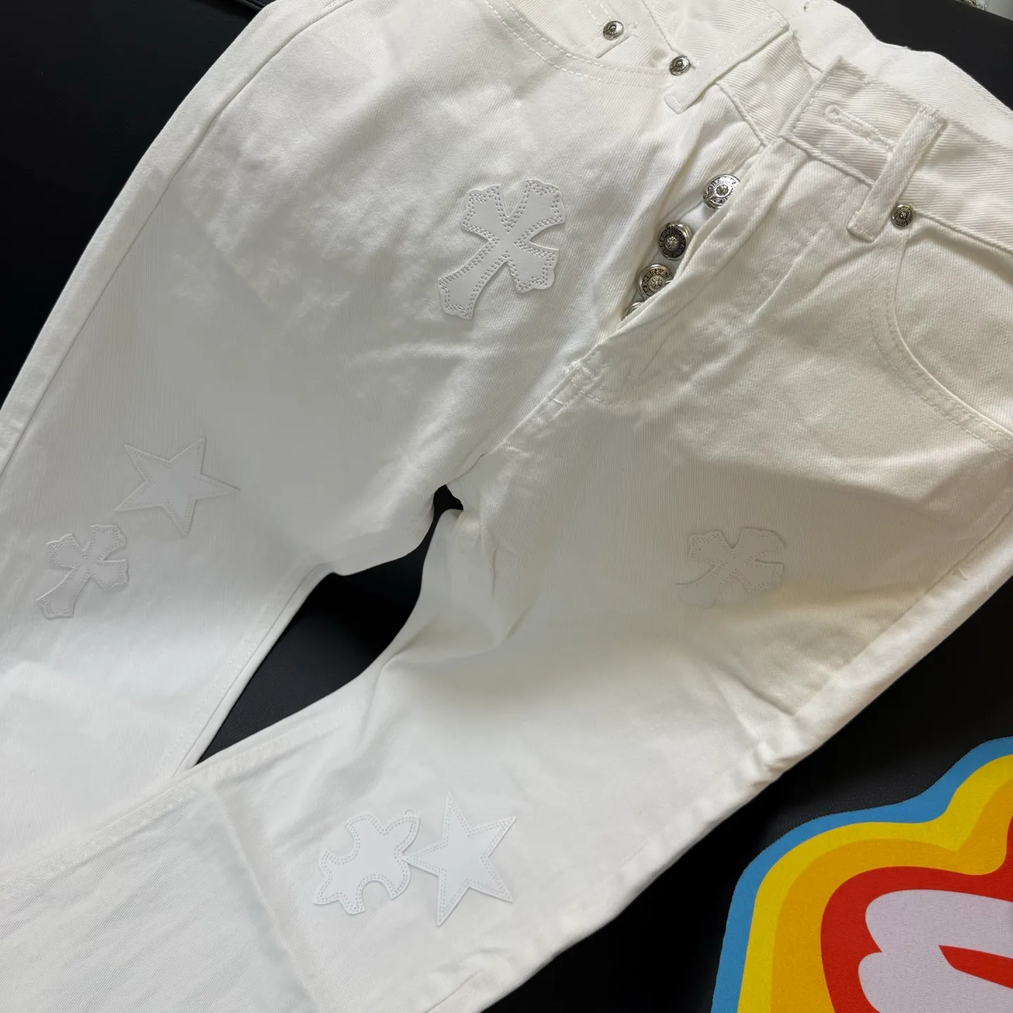 P280 Style number: D345 Chrome Hearts Chrome Hearts Star Series White Bull King Size: 28, 30, 32, 34 (S-XL) Color: White Size reference: Pants length 100 102 104 106 106 Waist 72 76 80 84 88 Recommended weight S (about 110 pounds) M (about 140 pounds) L (about 140 pounds) XL (around 165)